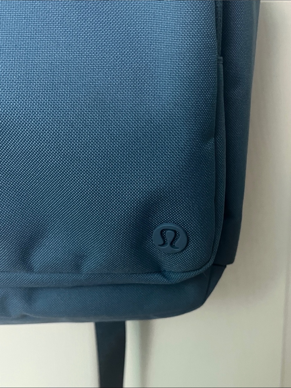 Lululemon Everywhere Backpack — 22 L - Picture 2 of 5